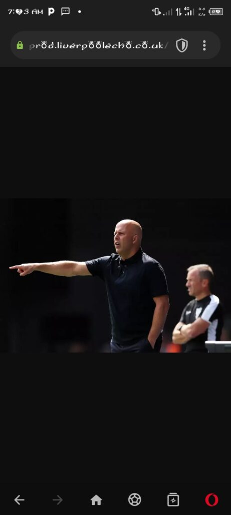 Arne Slot giving Liverpool players new instructions as tactical changes unleashed