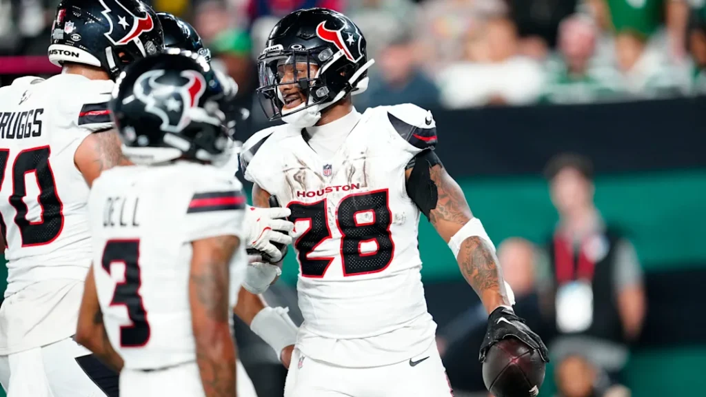 “AFC South Showdown: Texans Hold Tight to Top Despite Thrilling TNF Loss!