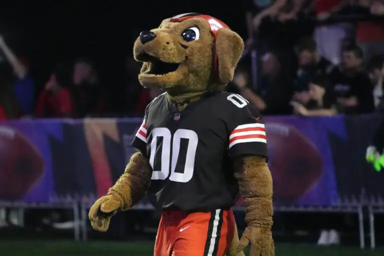 BREAKING: Cleveland Browns Fans ORGANIZE PROTEST Outside Stadium After Myles Garrett’s Trade Request