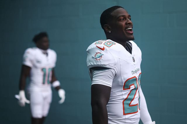 DAWG ALERT! De’Von Achane Sends BLUNT Message to Dolphins: “We Need MORE DOGS!” What Does He Mean?