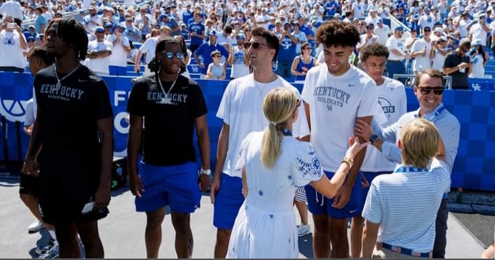 KENTUCKY FANS DIDN’T EXPECT THIS FROM MARK POPE — Then the Entire Basketball Team Showed Up